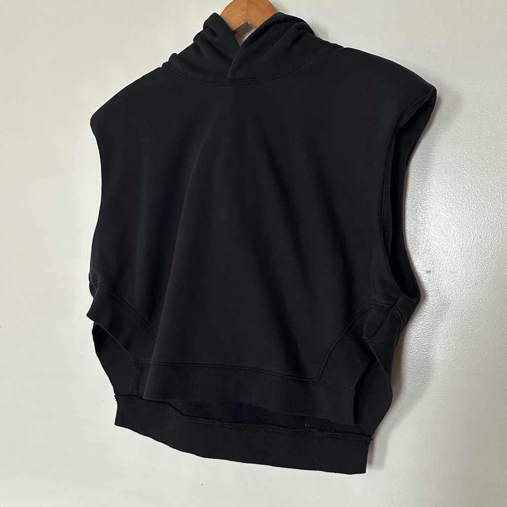 Alo Cropped Headliner Shoulder Pad Sleeveless Hoodie Sweatshirt Vest Size Medium - Picture 7 of 13